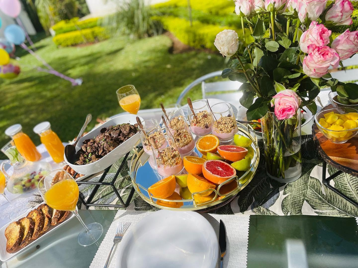 Foodgirl BW bright catering table with fresh food and drinks